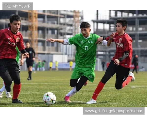 足球场上的英雄对决：球星与球迷激烈争锋引爆全场激情